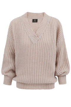 Woman wearing Enteliér beige merino sweater