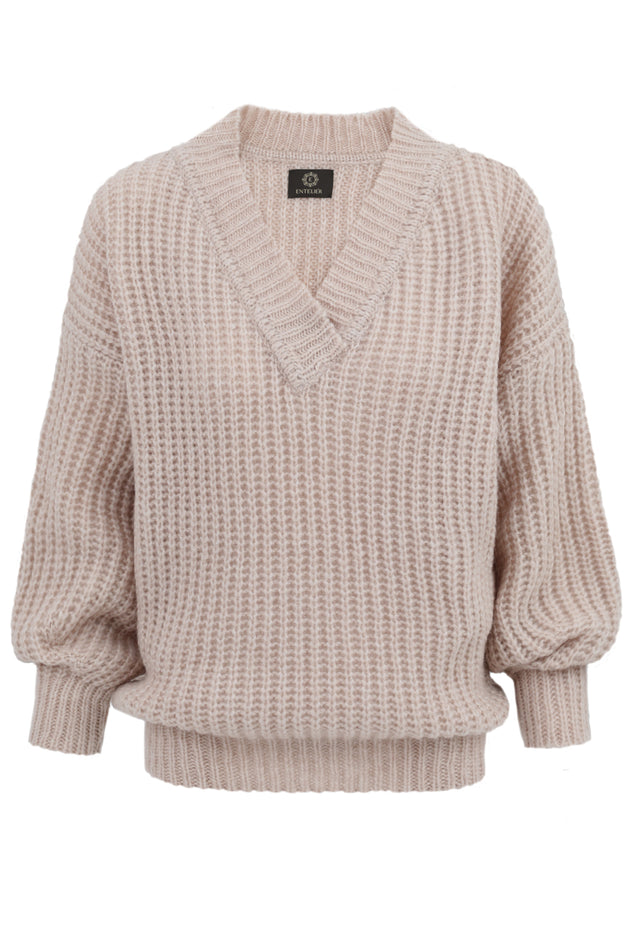 Woman wearing Enteliér beige merino sweater