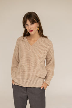 Enteliér beige sweater, side view